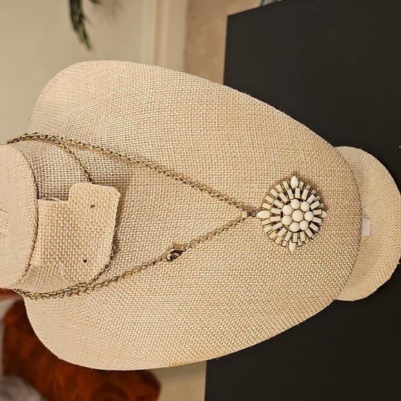 VINTAGE Gold and White Pendant Necklace - Picture 1 of 3